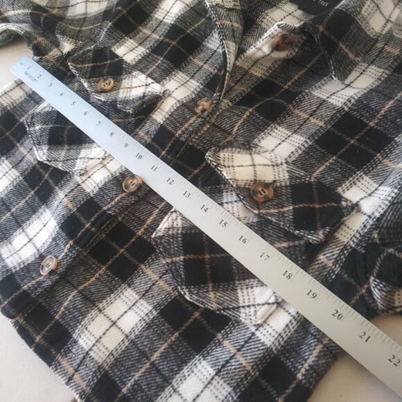 Love Tree women's size M black, white and tan plaid flannel cropped shacket - Picture 8 of 15